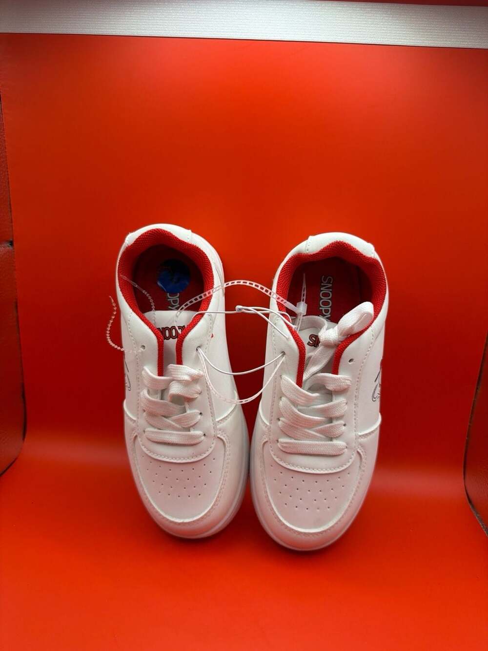 Peanuts Snoopy Baseball Graphic White Low Top Sneakers Kids Size 2